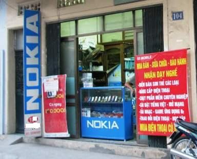 Mặc dù kinh doanh trong tình trạng ế ẩm, đa số chủ cửa hàng sửa chữa, mua bán điện thoại cũ đều thừa nhận “vẫn lãi…”.